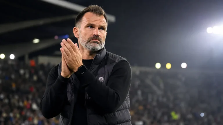 Een Club Brugge-coach applaudisseert langs de zijlijn na een Europese wedstrijd.
