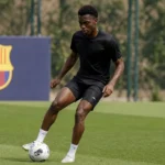 Jesse Bisiwu tijdens een individuele trainingssessie op het trainingsveld van FC Barcelona.