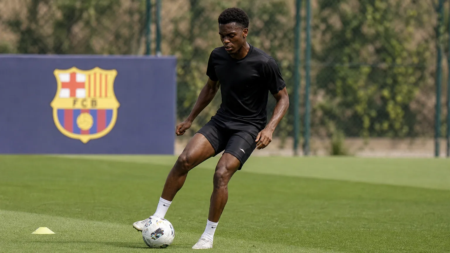 Jesse Bisiwu tijdens een individuele trainingssessie op het trainingsveld van FC Barcelona.