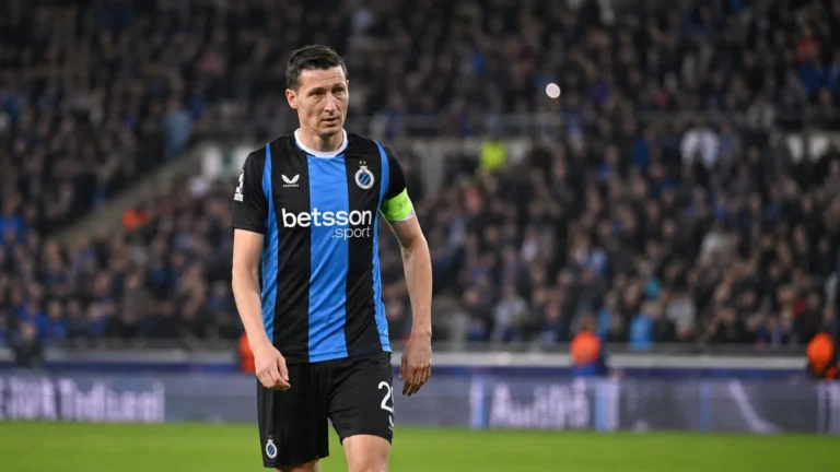Hans Vanaken van Club Brugge staat na de wedstrijd op het veld van het Jan Breydelstadion.