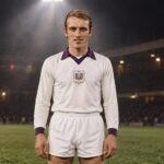 Paul Van Himst in wit Anderlechtshirt rond 1970 onder één krachtige stadionspot