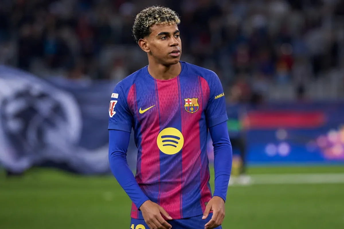 Lamine Yamal in het shirt van FC Barcelona op het veld.