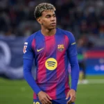 Lamine Yamal in het shirt van FC Barcelona op het veld.