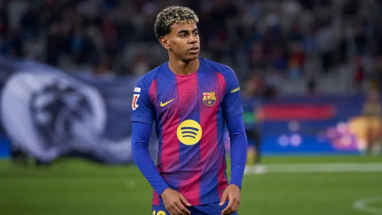 Lamine Yamal in het shirt van FC Barcelona op het veld.