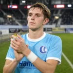 Max Dean in het shirt van KAA Gent aan de rand van het veld.