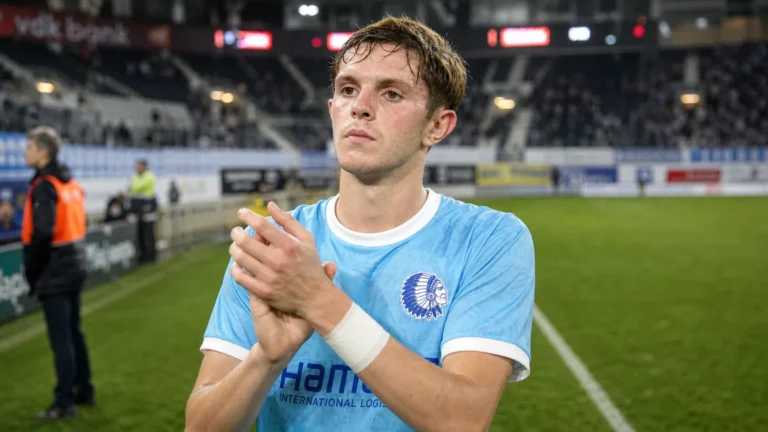 Max Dean in het shirt van KAA Gent aan de rand van het veld.