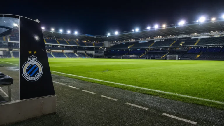 Leeg veld in het Jan Breydelstadion met een Club Brugge-embleem op de dug-out.