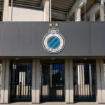 De ingang van het Jan Breydelstadion met het embleem van Club Brugge.