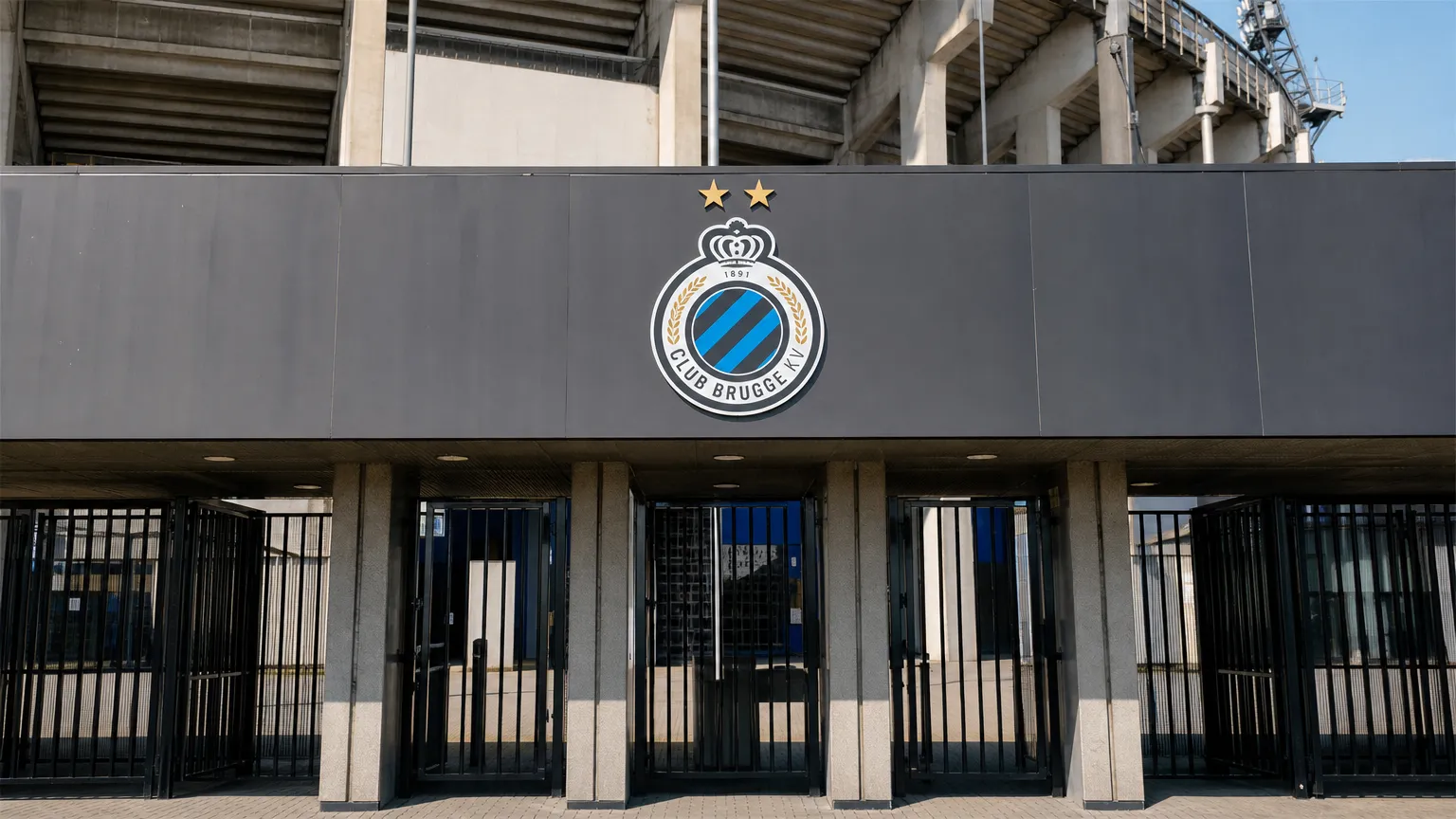 De ingang van het Jan Breydelstadion met het embleem van Club Brugge.