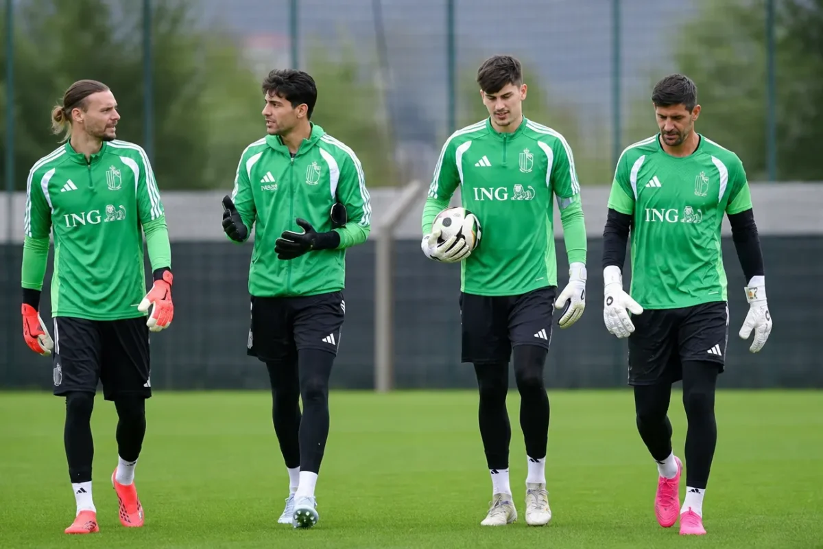 Een groep doelmannen wandelt tijdens een training van België op het oefenterrein.