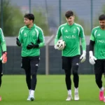 Een groep doelmannen wandelt tijdens een training van België op het oefenterrein.