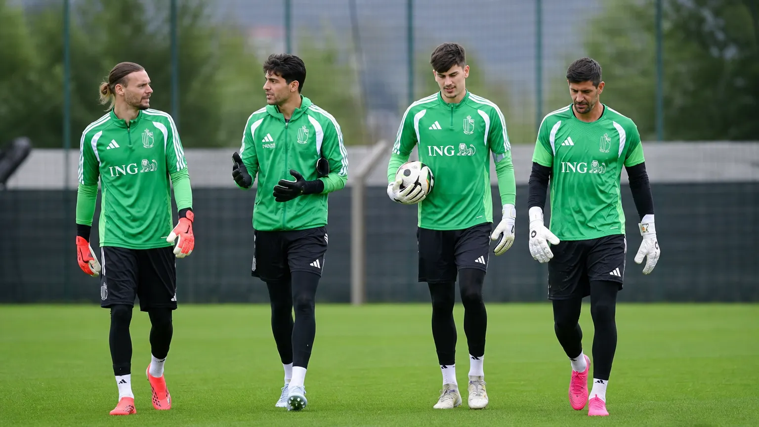 Een groep doelmannen wandelt tijdens een training van België op het oefenterrein.