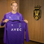 Maxime Delanghe poseert als doelman met het shirt van Willem II.