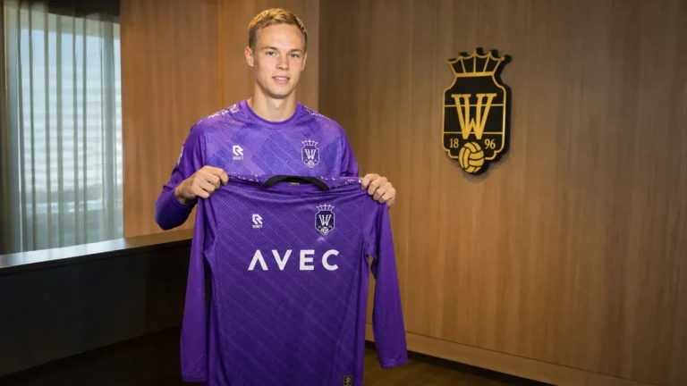 Maxime Delanghe poseert als doelman met het shirt van Willem II.