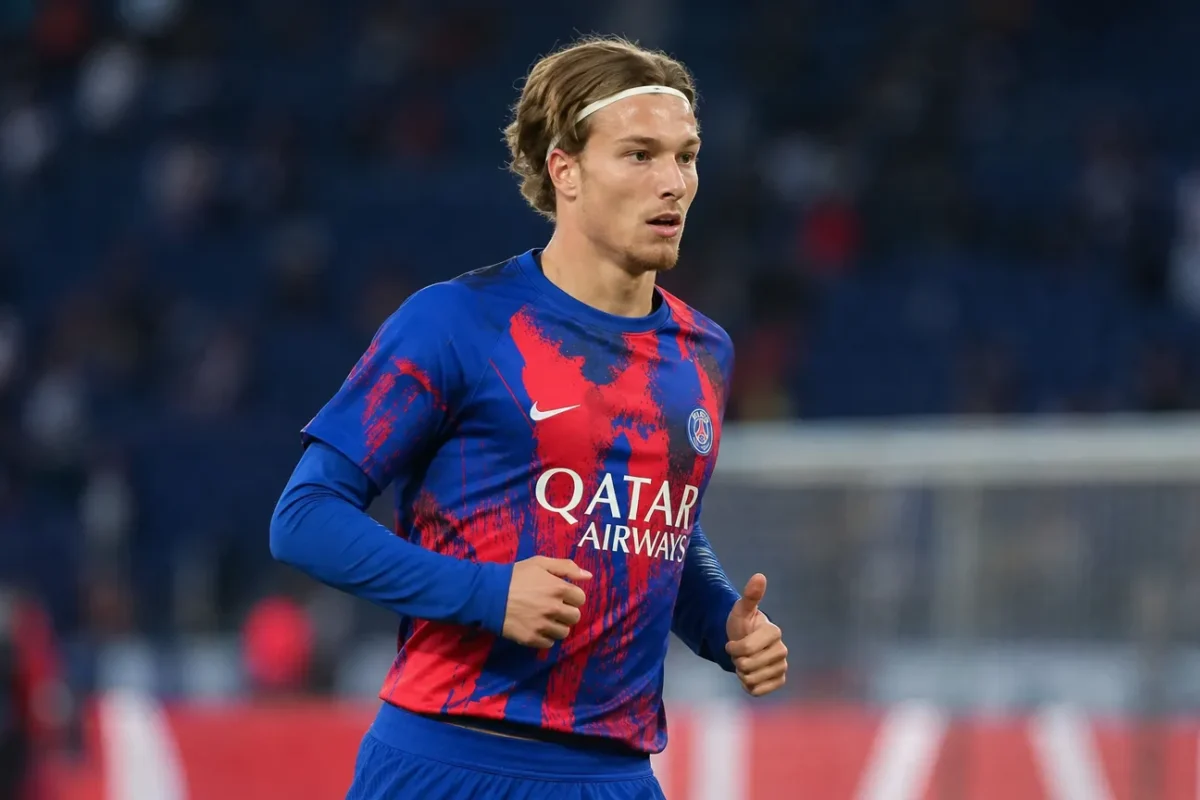 Mika Godts warmt op in het PSG-tenue voor een wedstrijd.