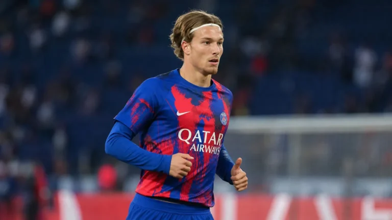 Mika Godts warmt op in het PSG-tenue voor een wedstrijd.