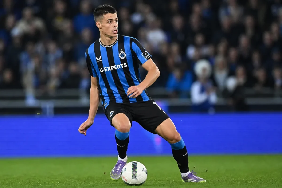 Nicolo Tresoldi in het blauw-zwarte tenue van Club Brugge tijdens een wedstrijdactie.