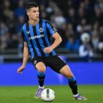 Nicolo Tresoldi in het blauw-zwarte tenue van Club Brugge tijdens een wedstrijdactie.