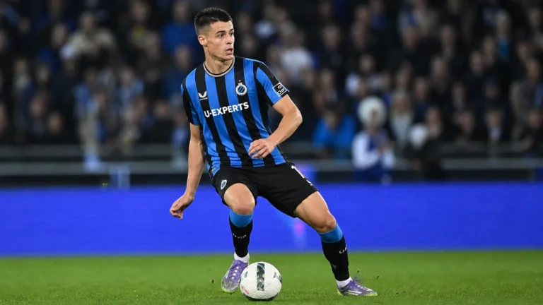 Nicolo Tresoldi in het blauw-zwarte tenue van Club Brugge tijdens een wedstrijdactie.