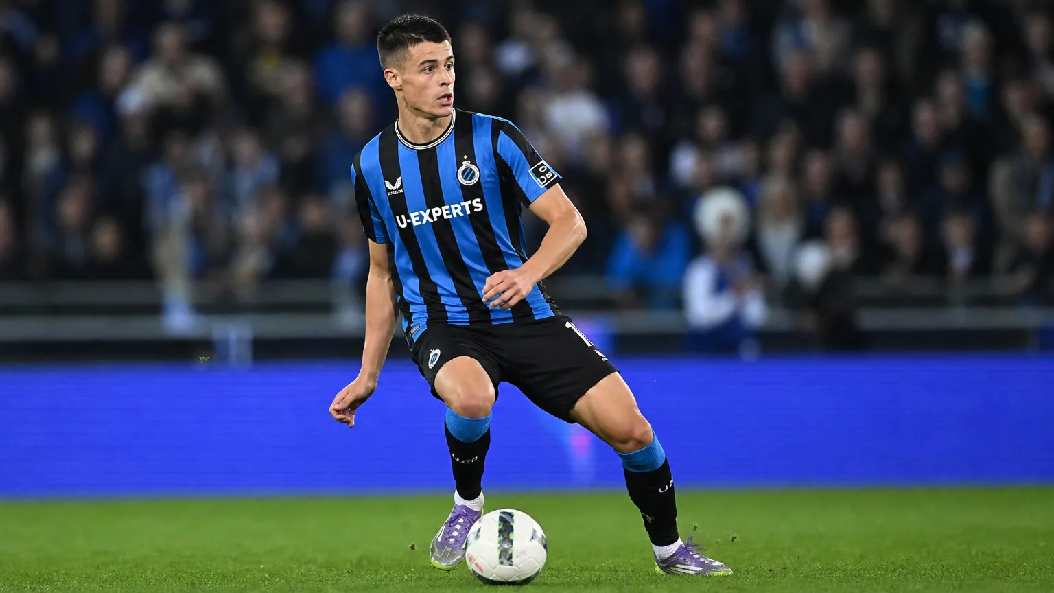 Nicolo Tresoldi in het blauw-zwarte tenue van Club Brugge tijdens een wedstrijdactie.