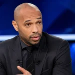 Thierry Henry spreekt in een helder verlichte voetbalstudio.