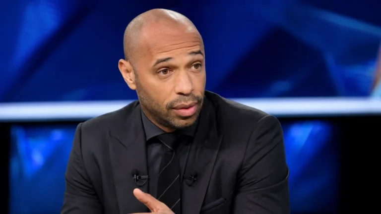 Thierry Henry spreekt in een helder verlichte voetbalstudio.