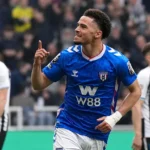 Chemsdine Talbi viert in een blauw Sunderland-shirt op het veld.
