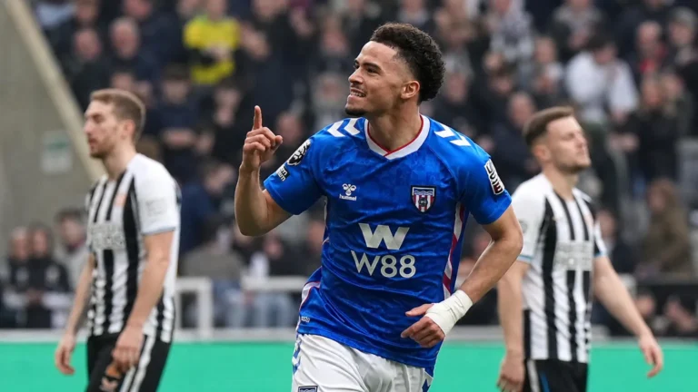 Chemsdine Talbi viert in een blauw Sunderland-shirt op het veld.