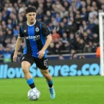 Een speler van Club Brugge dribbelt met de bal tijdens een wedstrijd.