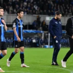 Spelers en stafleden van Club Brugge wandelen na het eindsignaal langs de zijlijn.