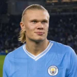 Erling Haaland op het veld in het wedstrijdtenue van Manchester City na een Europese match.