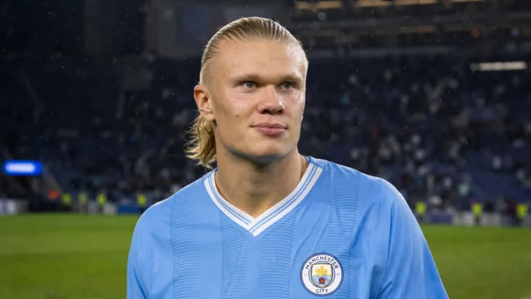 Erling Haaland op het veld in het wedstrijdtenue van Manchester City na een Europese match.