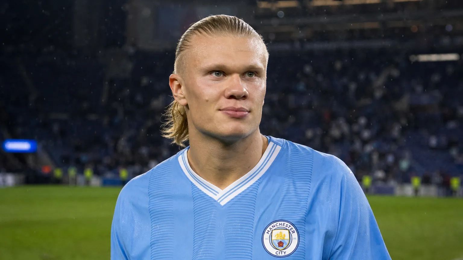 Erling Haaland op het veld in het wedstrijdtenue van Manchester City na een Europese match.