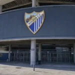 Lege ingang van het stadion van Málaga met een clubembleem aan de gevel.