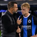 Een Club Brugge-speler en een staflid in gesprek langs de zijlijn na een wedstrijd.