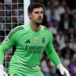 Thibaut Courtois in het doelgebied in het groene keeperstenue van Real Madrid.