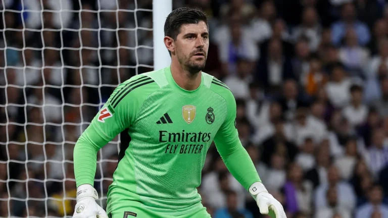 Thibaut Courtois in het doelgebied in het groene keeperstenue van Real Madrid.