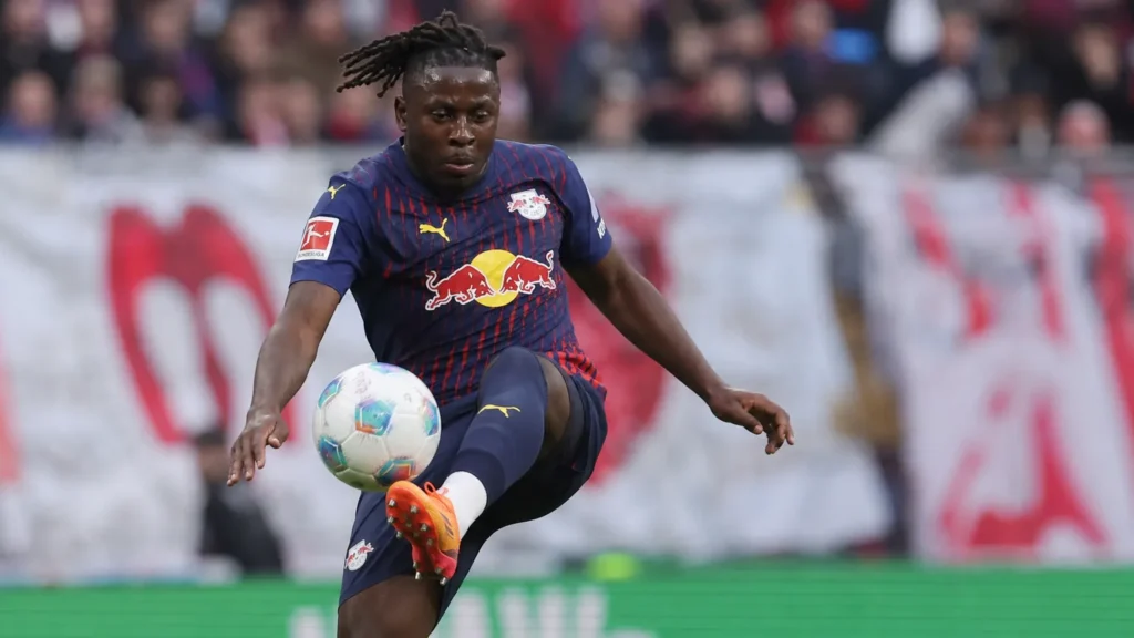 johan-bakayoko-blijft-rb-leipzig-al-ittihad Johan Bakayoko controleert de bal in het shirt van RB Leipzig.