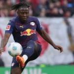 Johan Bakayoko controleert de bal in het shirt van RB Leipzig.