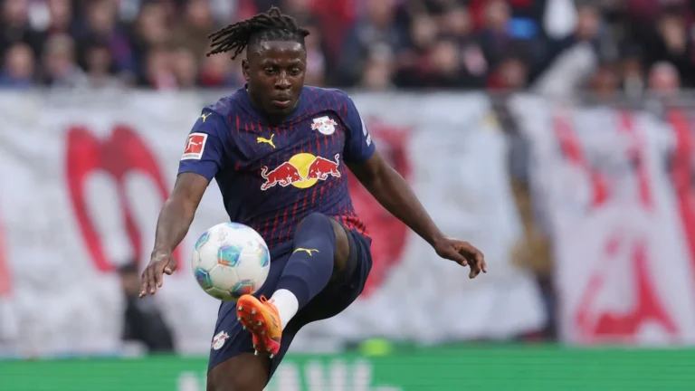 Johan Bakayoko controleert de bal in het shirt van RB Leipzig.