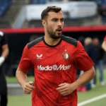 Charles Vanhoutte warmt op in Feyenoord-tenue in een stadion.