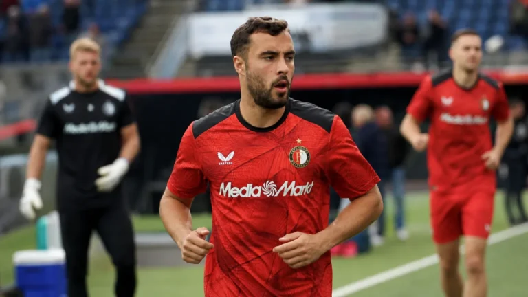 Charles Vanhoutte warmt op in Feyenoord-tenue in een stadion.