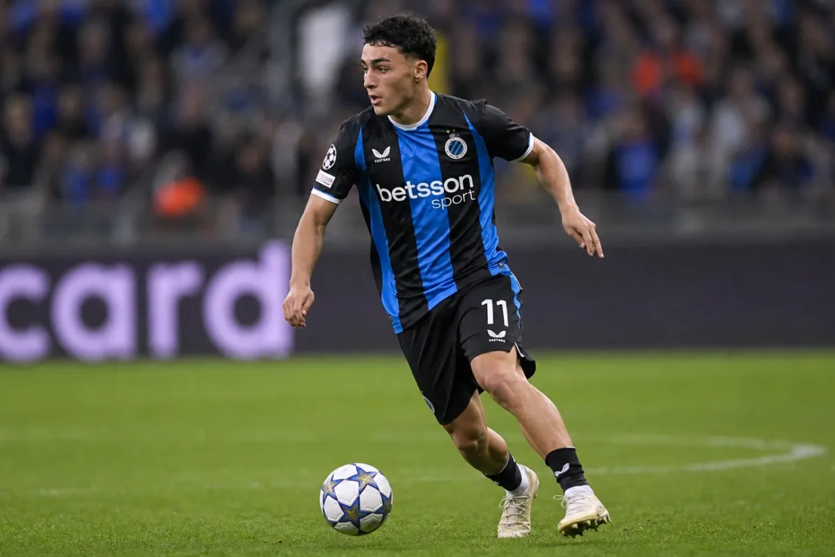 Jan Virgili van Club Brugge dribbelt met de bal tijdens een wedstrijd.