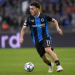 Jan Virgili van Club Brugge dribbelt met de bal tijdens een wedstrijd.