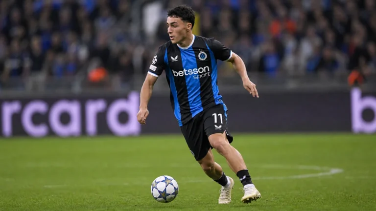 Jan Virgili van Club Brugge dribbelt met de bal tijdens een wedstrijd.