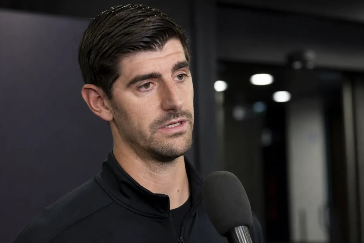 Thibaut Courtois spreekt na een wedstrijd in een mixed zone met journalisten.