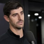 Thibaut Courtois spreekt na een wedstrijd in een mixed zone met journalisten.