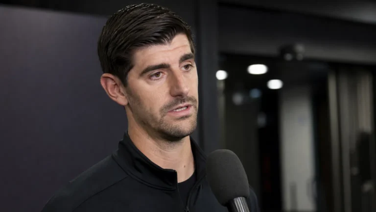 Thibaut Courtois spreekt na een wedstrijd in een mixed zone met journalisten.
