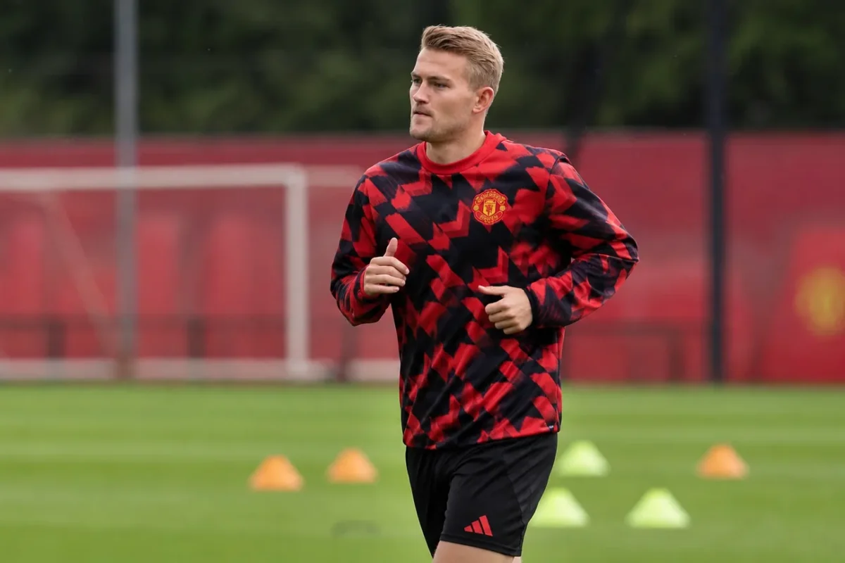 Matthijs de Ligt tijdens een rustige trainingsoefening op het oefenveld.