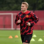 Matthijs de Ligt tijdens een rustige trainingsoefening op het oefenveld.